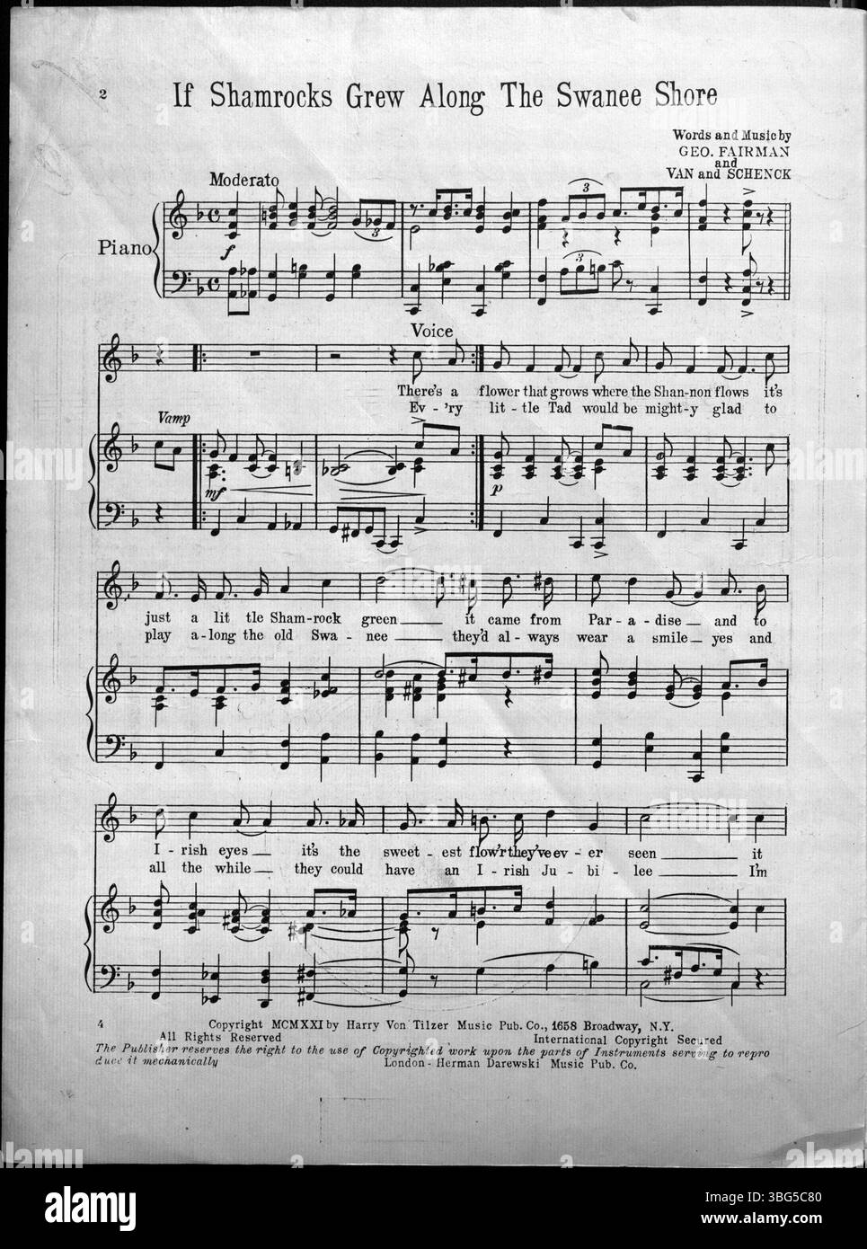 La copertina di "If Shamrocks Grow Along the Swanee Shore" (1921) mostra due giovani donne accanto a un albero. L'opera è firmata da Frederick S. Manning, con un'introduzione delle Courtney Sisters. Foto Stock