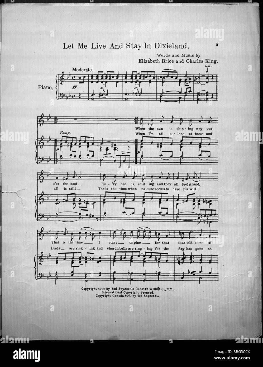 La cover del 1910 di "Let me Live and Stay in Dixieland" mostra un uomo in un smoking con un papillon bianco e un cappello nero, accompagnato da una donna che indossa un grande cappello in piuma. La canzone è stata introdotta da Brice & King nel musical The Slim Princess con Elsie Janis. Foto Stock