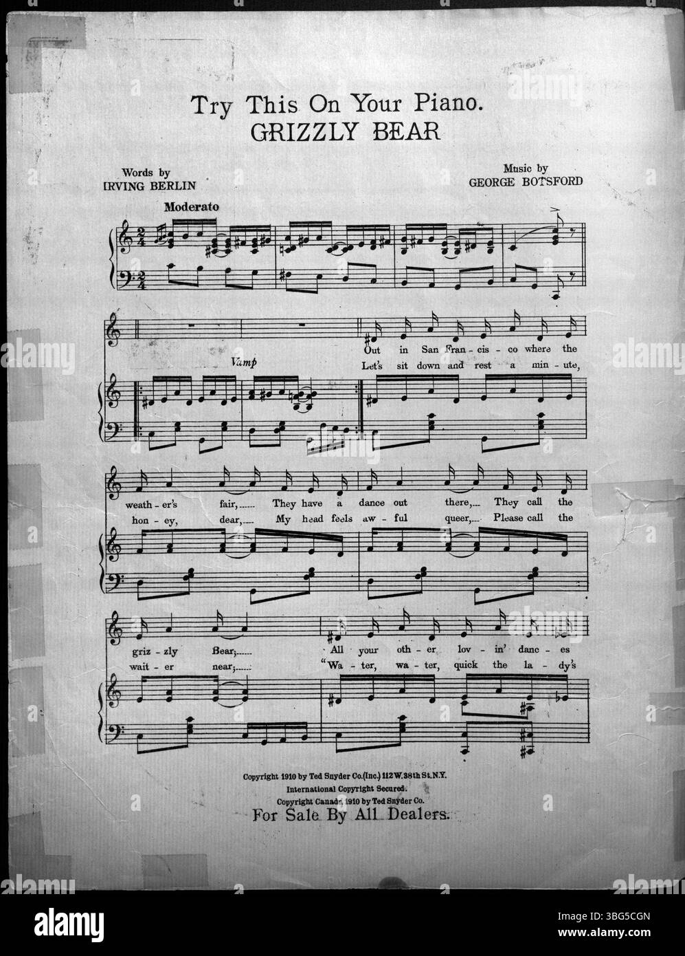 La copertina del 1910 di Let me Live and Stay in Dixieland presenta un uomo in un smoking con un papillon bianco e un cappello nero, e una donna in un grande cappello piumato. La canzone è stata introdotta con successo da Brice & King in The Slim Princess con Elsie Janis. Foto Stock