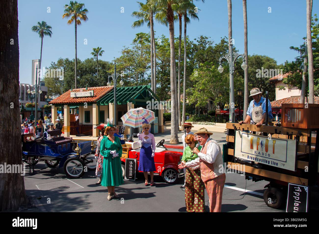 La radio KPUT trasmette in diretta in stile retrò, il parco divertimenti Disney Hollywood Studios, Disney World, Kissimmee, Florida, Foto Stock