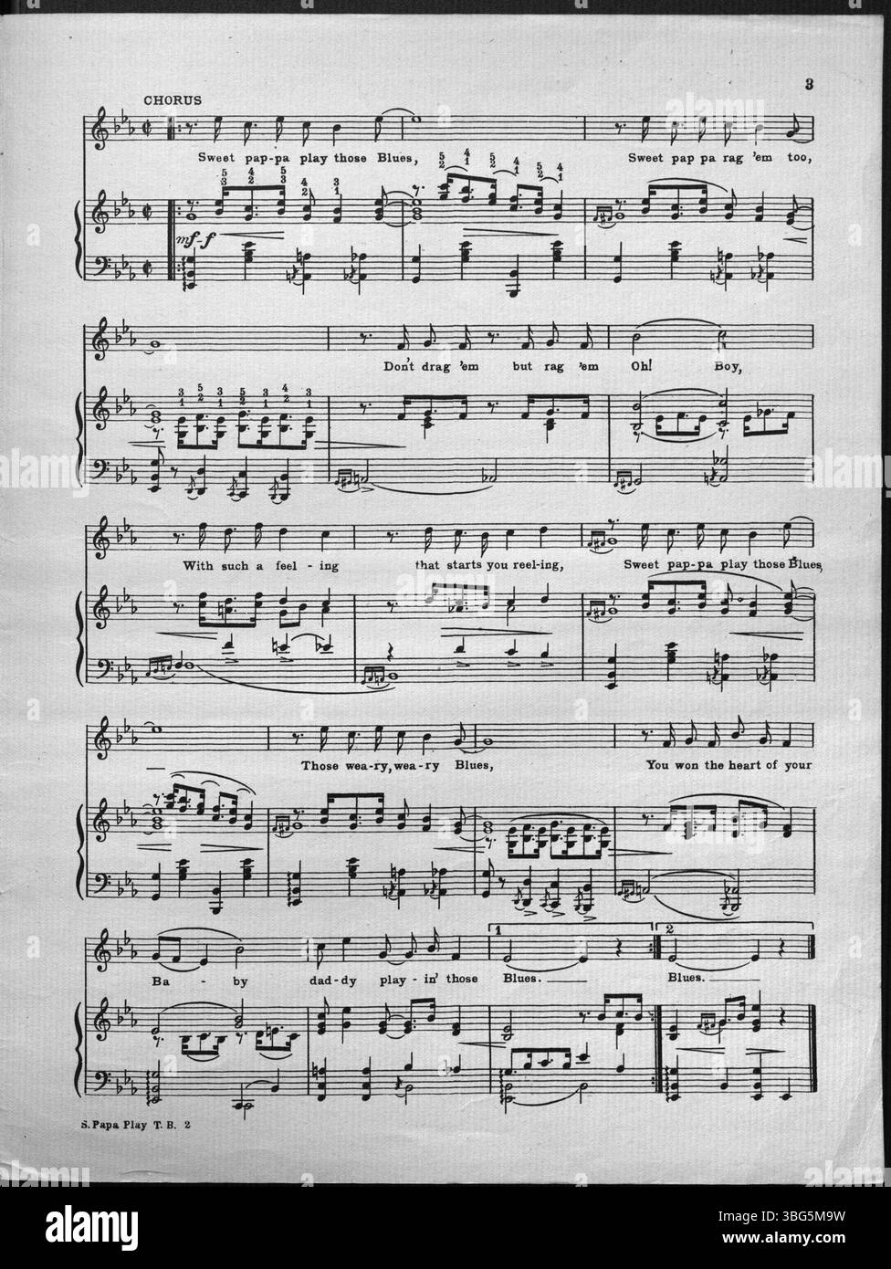 La cover del 1920 di "Sweet Papa Play Those Blues" presenta un uomo in un smoking che suona un pianoforte a coda. L'illustrazione cattura l'essenza della musica jazz e blues dei primi anni del XX secolo, mettendo in risalto lo stile popolare dell'epoca. Foto Stock