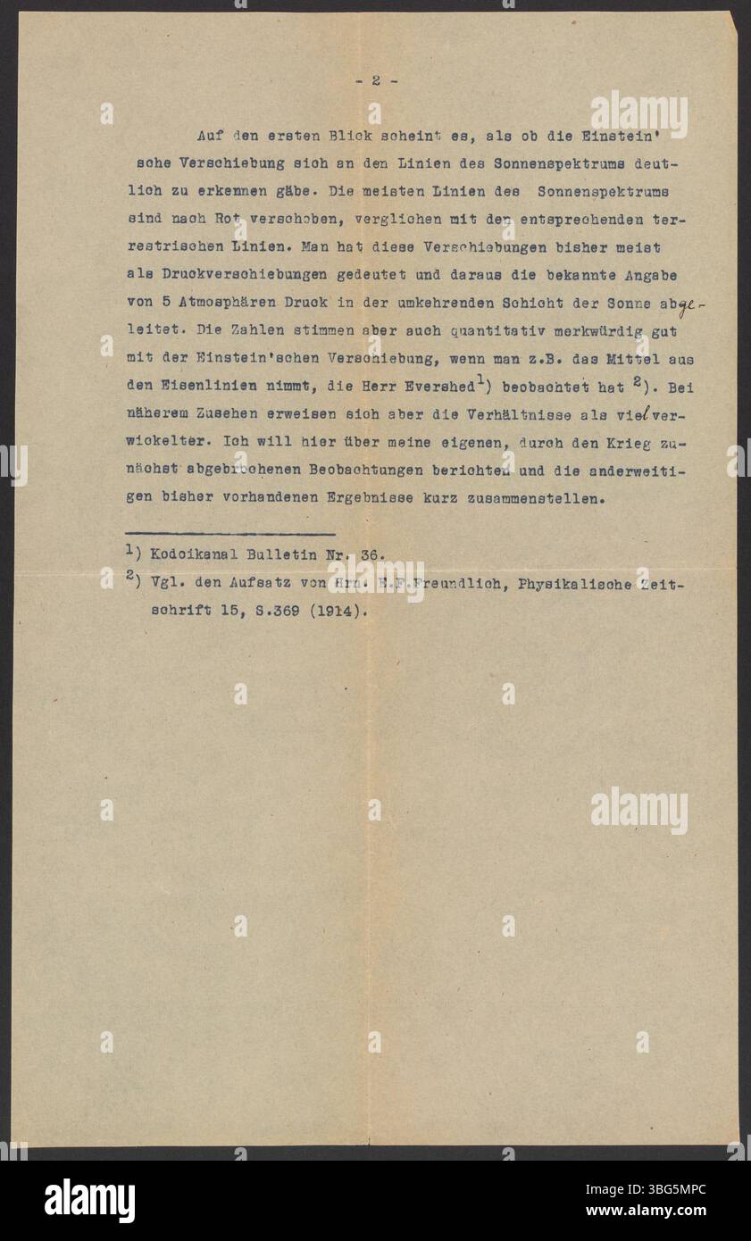 Karl Schwarzschild (1873-1916), un fisico tedesco, discute le sue riflessioni sulle equazioni generali della relatività di Einstein e sulla soluzione di Schwarzschild. Il lavoro di Schwarzschild descrive lo spazio-tempo intorno a grandi oggetti non rotanti, contribuendo alla fisica e all'astronomia moderne. Foto Stock