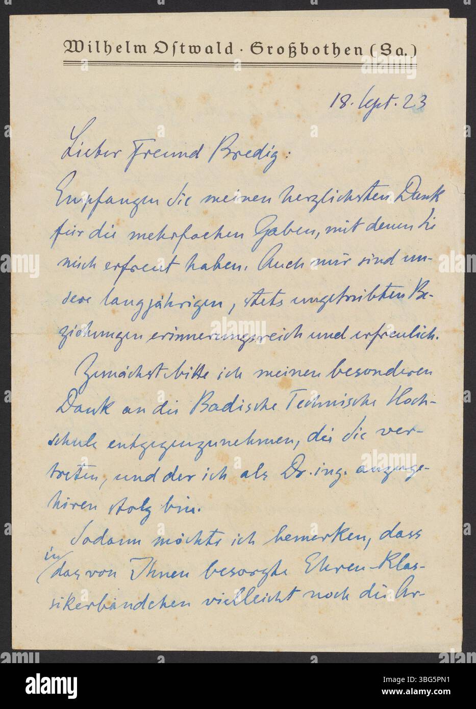 Wilhelm Ostwald, un chimico tedesco, scrive a Georg Bredig ringraziandolo per la loro amicizia e suggerisce di includere un lavoro sui sali grezzi dell'acetato di metile in un volume su cui Bredig sta lavorando. La lettera discute anche della loro collaborazione e degli interessi condivisi in chimica. Foto Stock