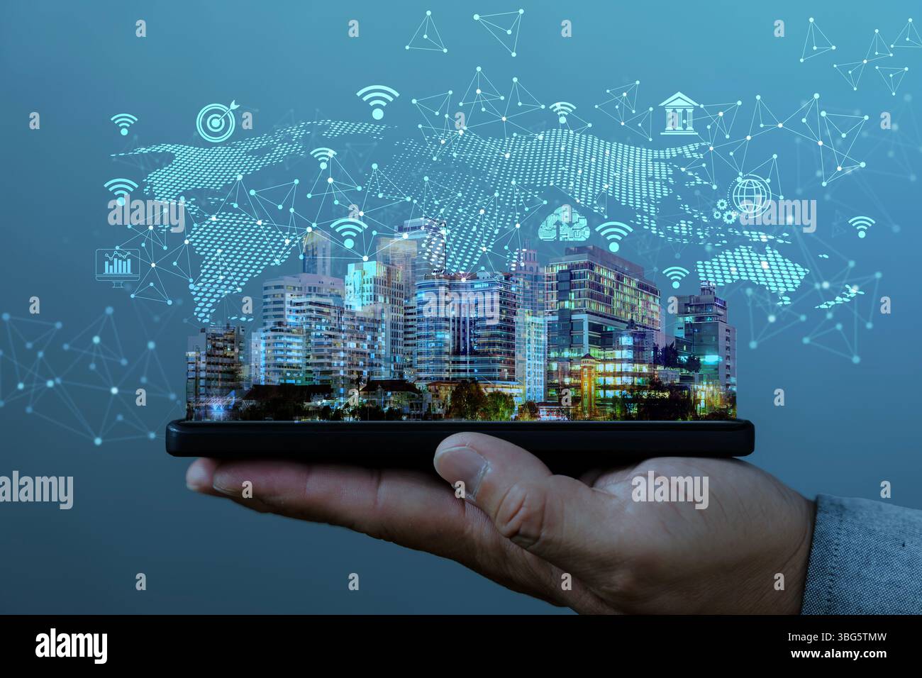 Mano che regge lo smartphone con ologramma Smart City e icone di connessione digitale. Concetto di Internet delle cose, comunicazione, big data, tecnologia urbana Foto Stock