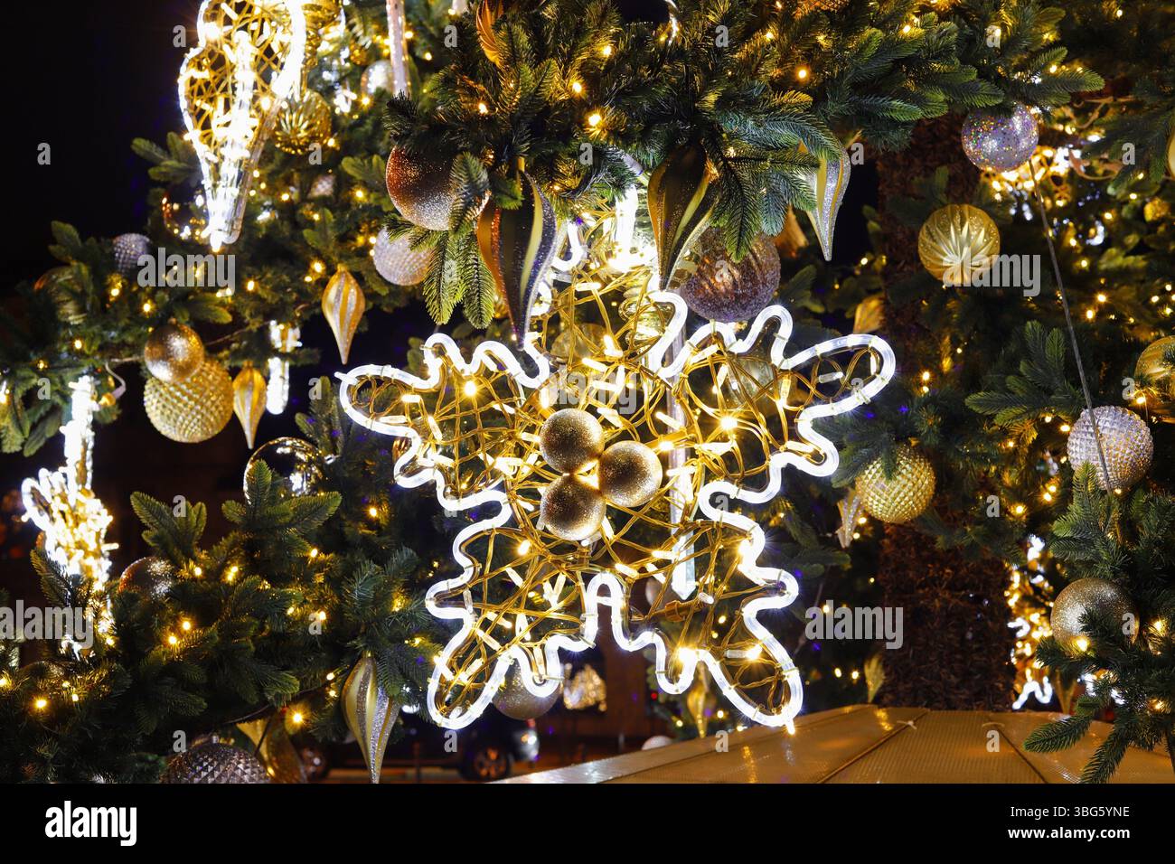 Adorabili decorazioni natalizie all'aperto. Grande stella splendente, baubles e altro ancora. Risorse grafiche Foto Stock