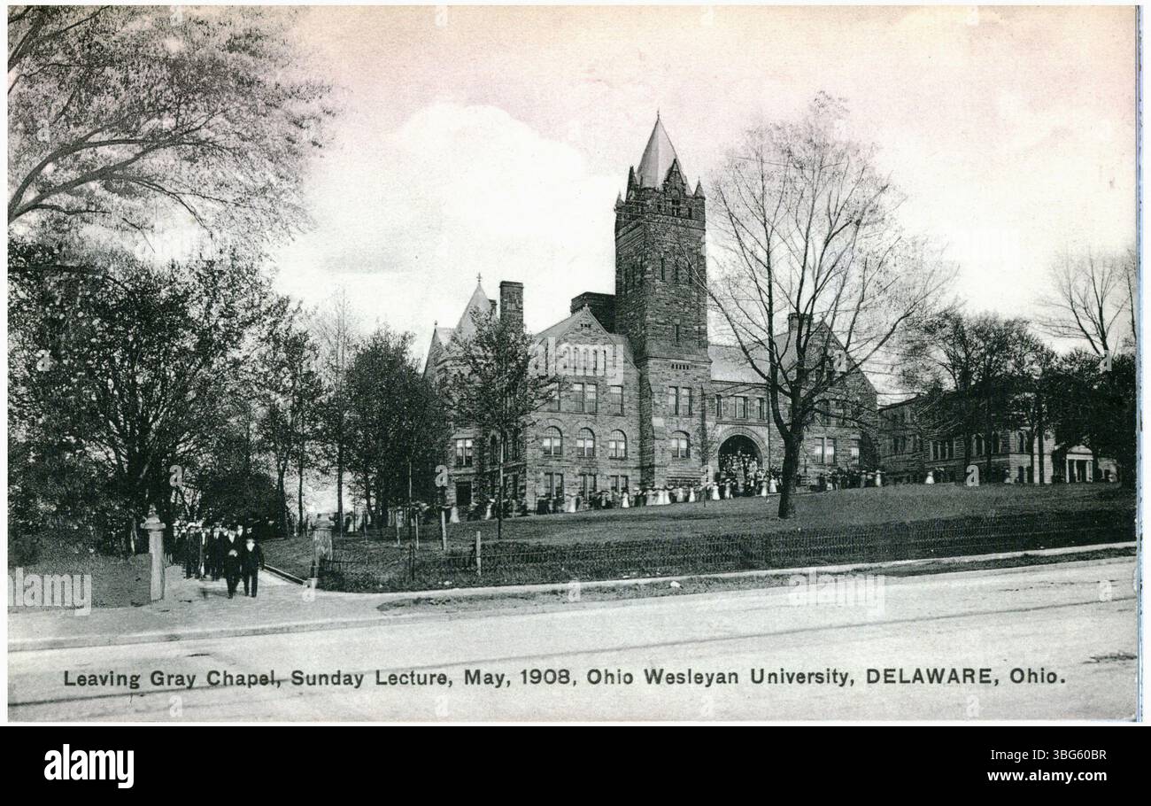 Questa fotografia del 1908 cattura le persone che lasciano Gray Chapel nel campus della Ohio Wesleyan University dopo una conferenza domenicale a Delaware, Ohio. Foto Stock