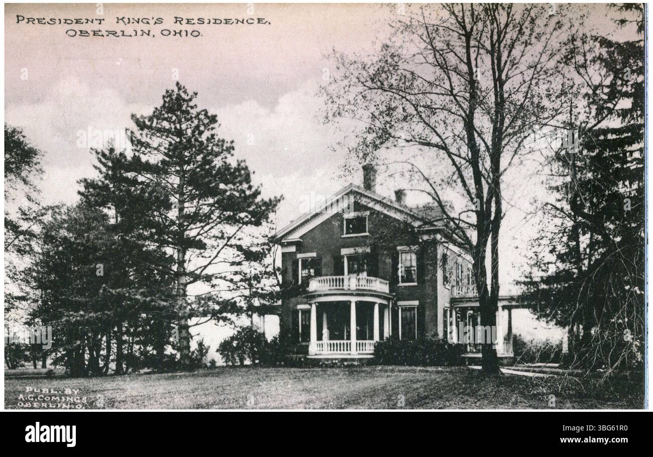 Una fotografia in bianco e nero del 1909 che mostra la residenza del Presidente King a Oberlin, Ohio, con una residenza in mattoni, alberi e un ampio prato. Foto Stock