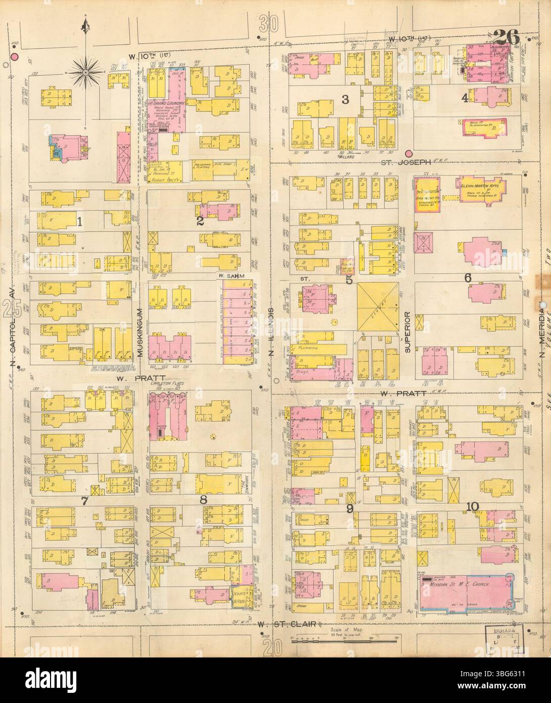 La mappa Sanborn di Indianapolis del 1898 mostra i layout dettagliati delle aree residenziali e commerciali, evidenziando lo sviluppo di strade, edifici e quartieri chiave alla fine del XIX secolo. Foto Stock