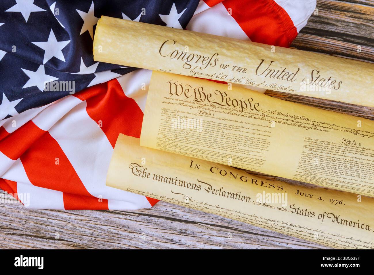 Documenti fondanti degli Stati Uniti esposti su una bandiera americana, che illustrano l'eredità dei principi chiave. Foto Stock