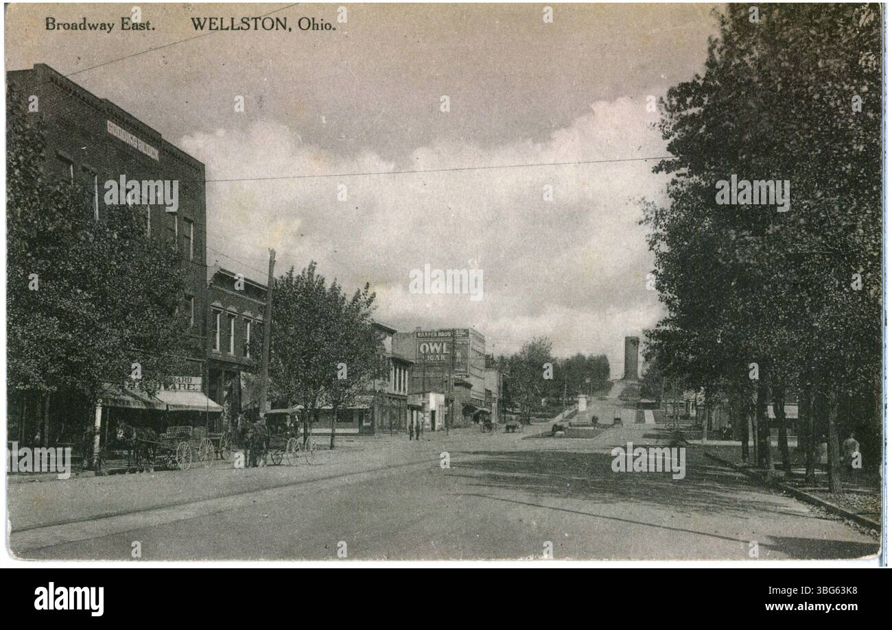 1911 fotografia che mostra una vista sulla strada che guarda verso Broadway East nel centro di Wellston, Ohio, fiancheggiata da edifici e pali di servizio. Foto Stock