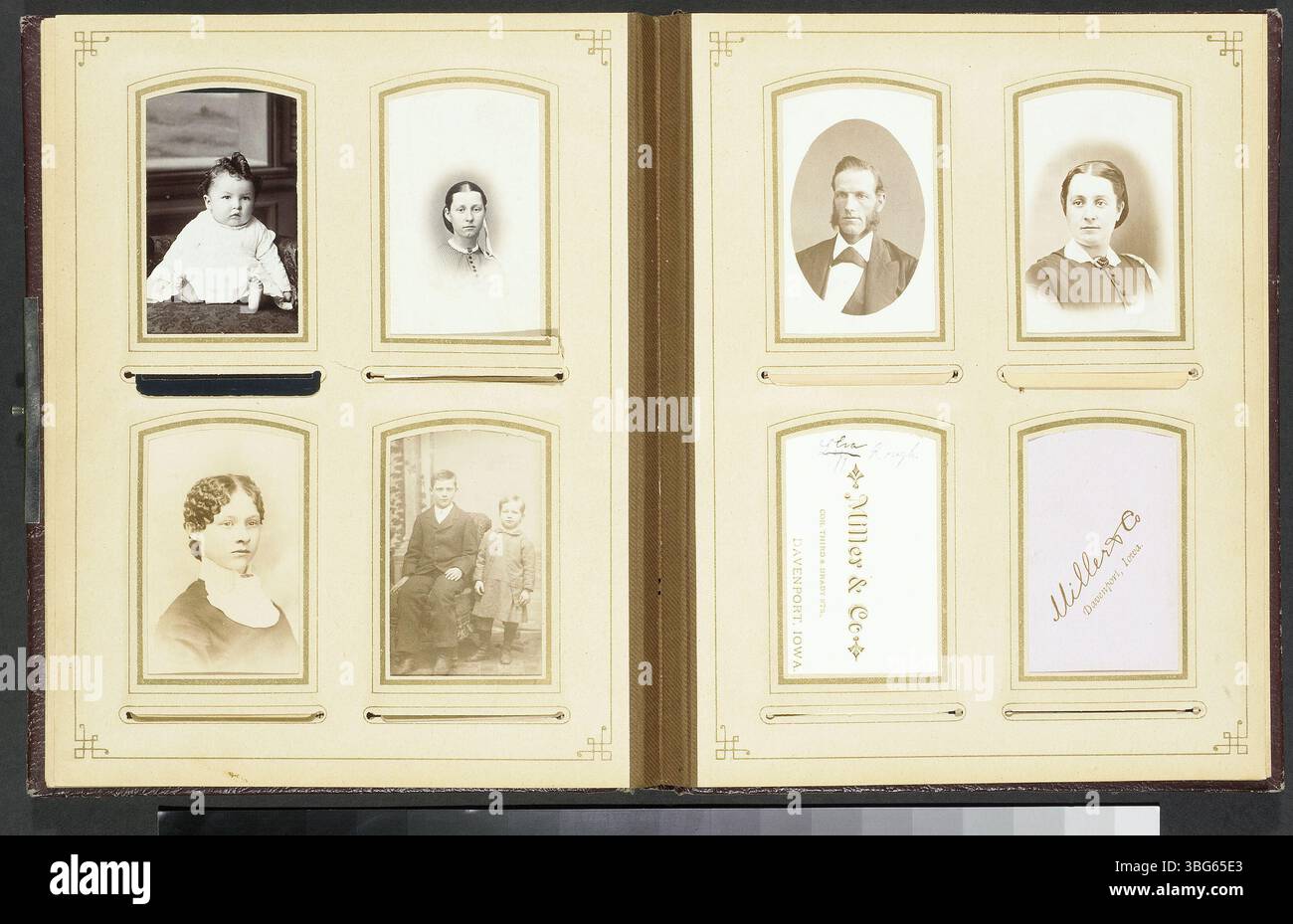 Questa pagina fa parte di un album fotografico contenente 69 ritratti tra gli anni '1860 e '1900 circa, tra cui tessere, cartes-de-visite e tintypes. La copertina anteriore dell'album è staccata e manca la chiusura. Foto Stock