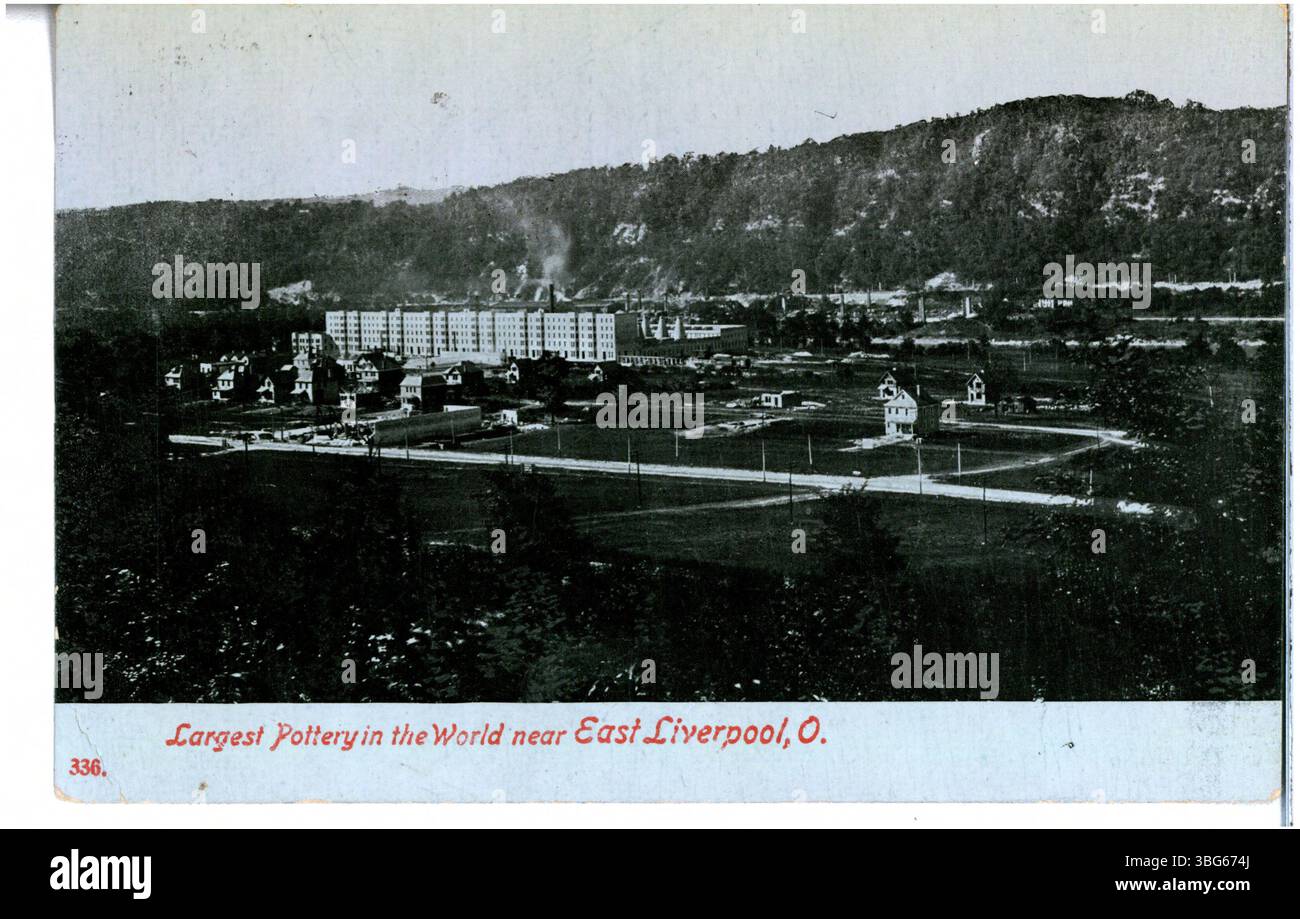 Una cartolina in bianco e nero del 3198 che mostra una vista aerea della più grande fabbrica di ceramiche del mondo, situata vicino a East Liverpool, Ohio. Foto Stock