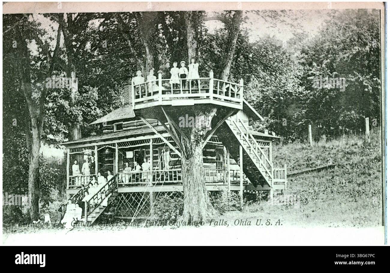 1906 immagine della capanna in legno di Linwood e della vicina piattaforma della casa sull'albero nel Silver Lake Park vicino a Cuyahoga Falls, Ohio. Foto Stock