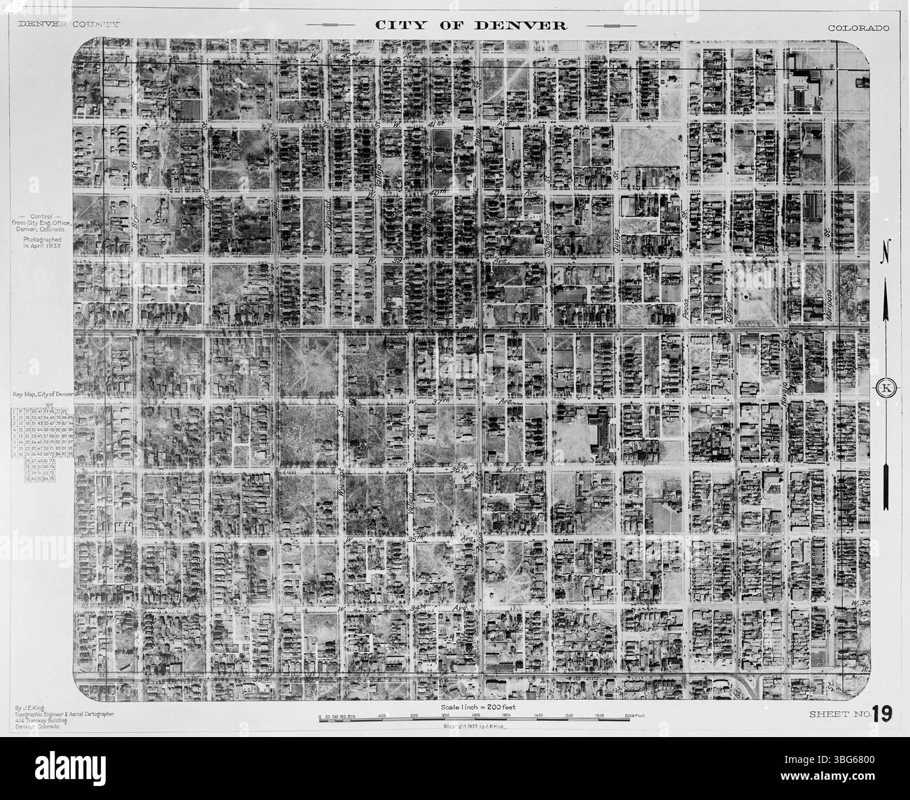 Questa fotografia aerea, parte della copertura aerea di Denver di Jasper E. King del 1933, cattura una vista della città utilizzando un sistema a griglia numerata. Fornisce informazioni sullo sviluppo e le infrastrutture della città in quel momento. Foto Stock