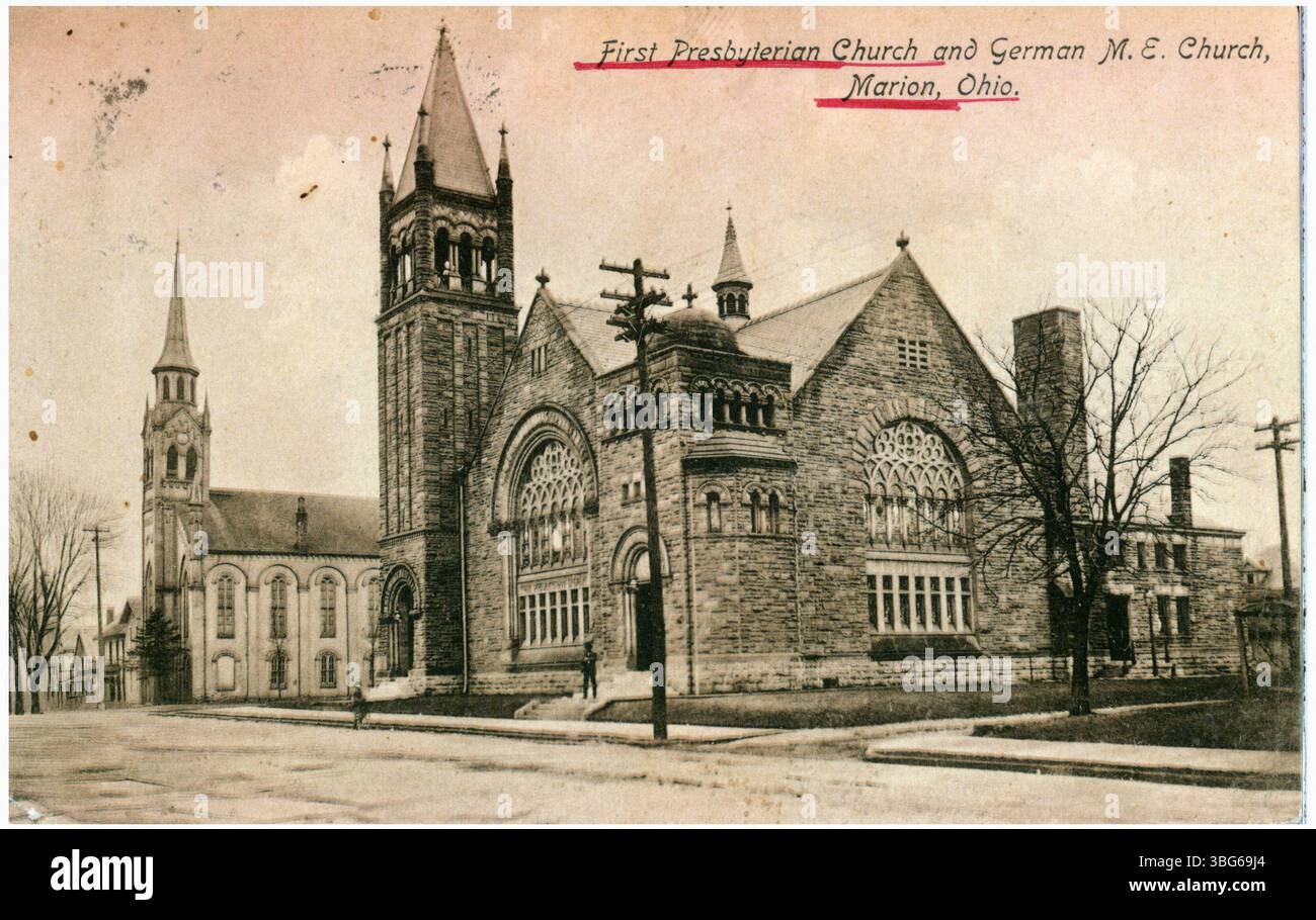 Questa fotografia in bianco e nero del 1907 mostra la prima chiesa presbiteriana e la chiesa tedesca di M.E. a Marion, Ohio. Entrambe le chiese sono costruite in pietra con alti campanili. Foto Stock