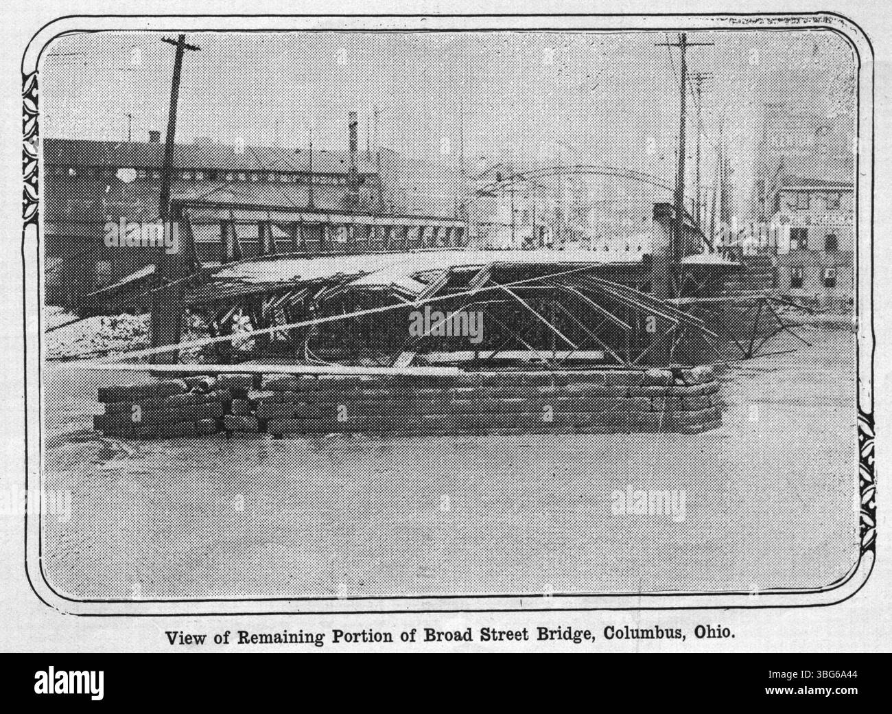 Questa fotografia dell'alluvione del 1913 mostra i danni diffusi alle infrastrutture, con strade ed edifici sommersi. L'immagine evidenzia le operazioni di soccorso in corso nelle aree colpite. Foto Stock