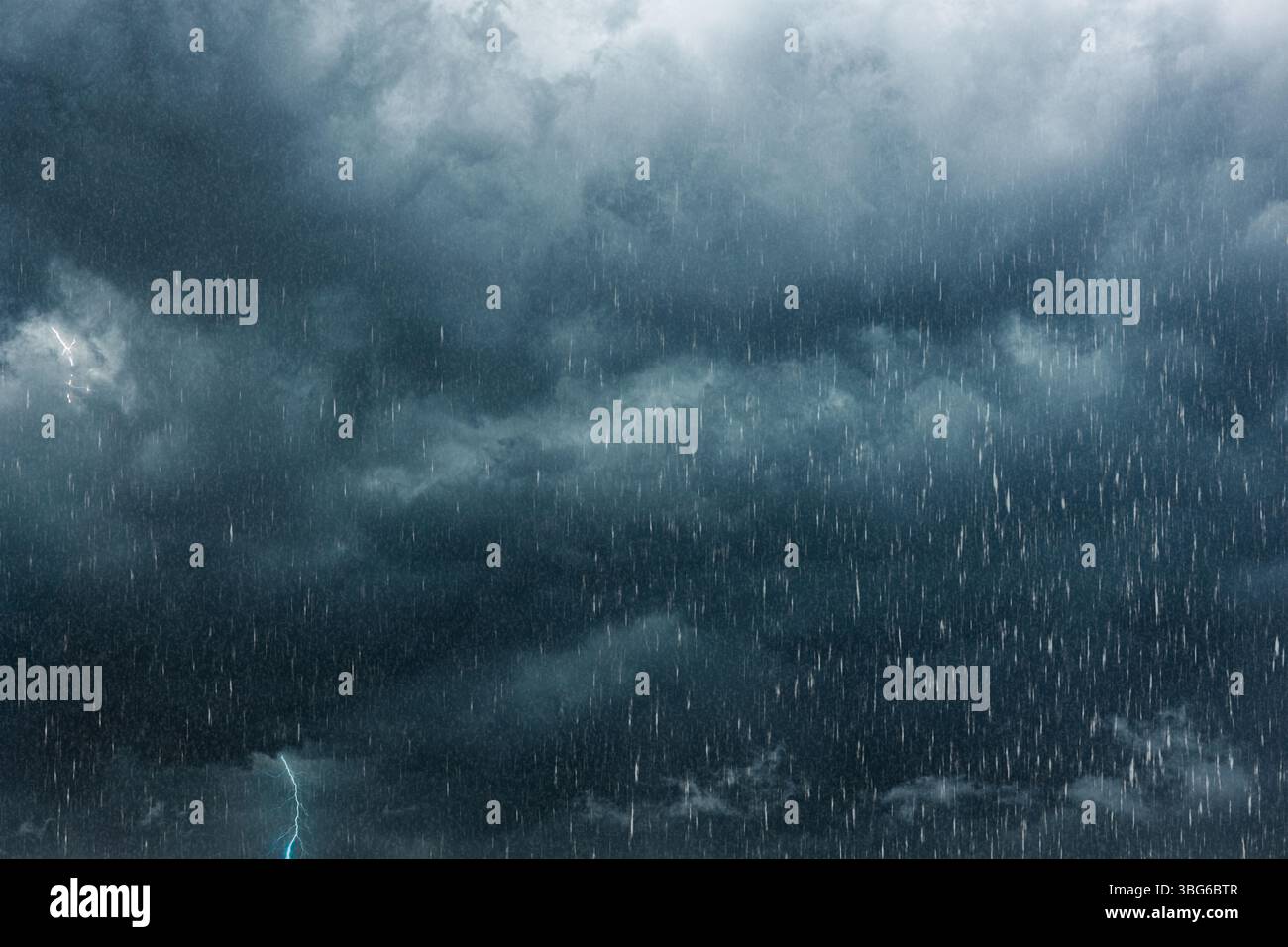 stagione delle piogge. tempesta estiva, cielo scuro nuvoloso pioggia intensa con tuoni, tempo nella stagione delle piogge Foto Stock