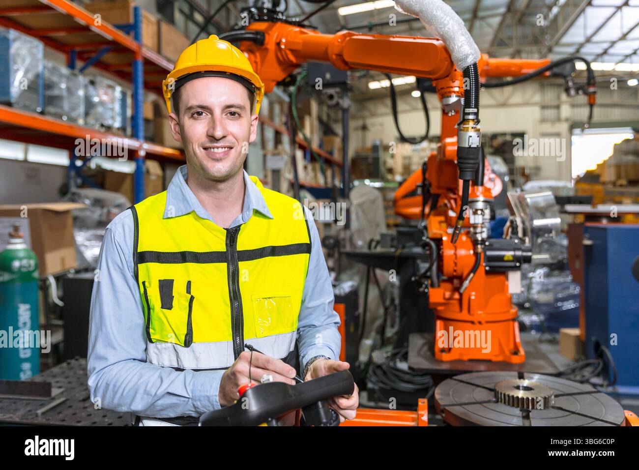 ingegnere professionista, tecnico robotizzato lavora in una moderna fabbrica industriale robot braccio di saldatura operatore di controllo macchina Foto Stock