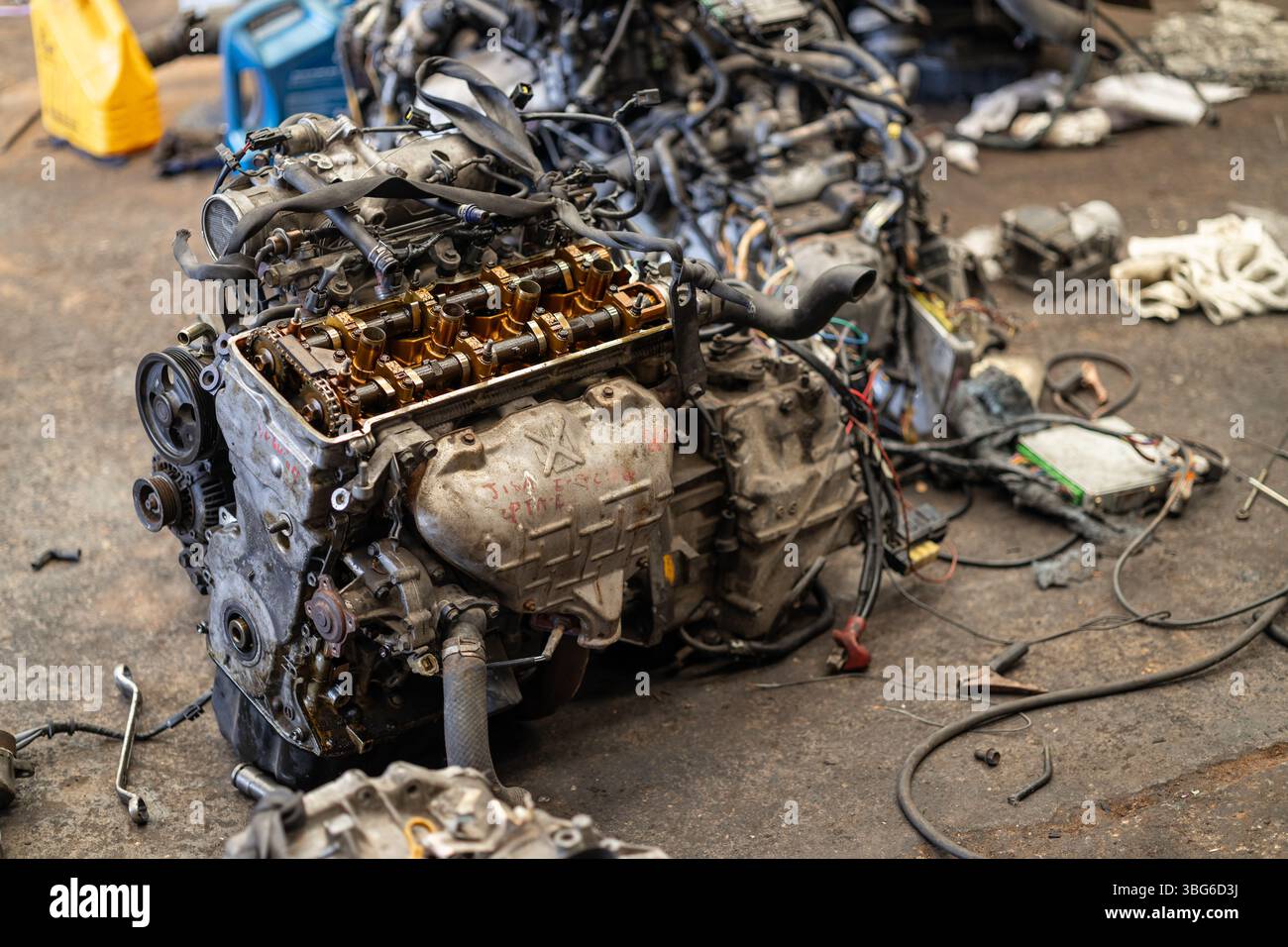 coperchio aperto del blocco motore della vecchia vettura durante la manutenzione, riparare l'area interna fissa della testata dell'albero a camme Foto Stock