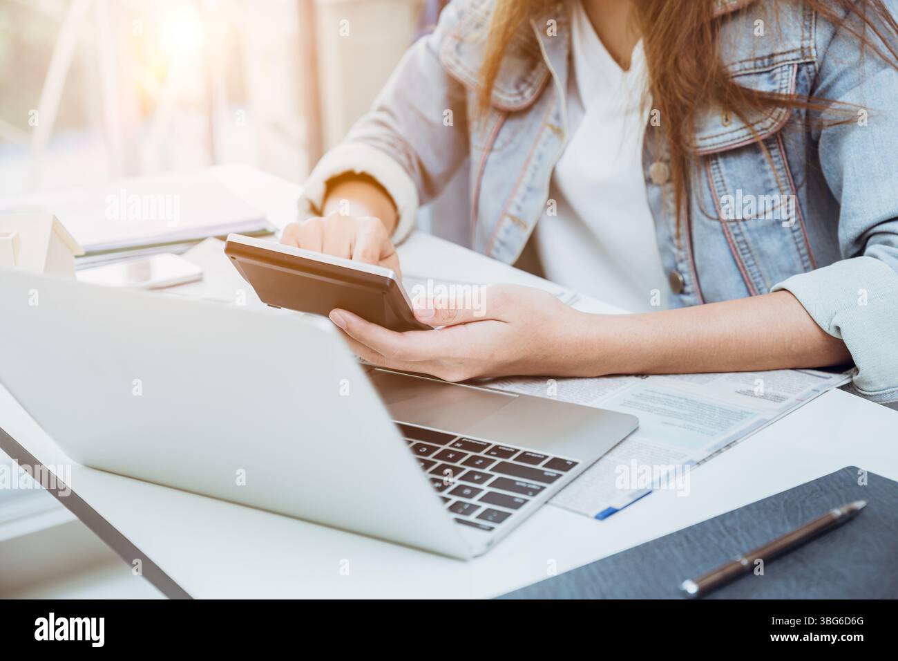 primo piano personale aziendale che utilizza calcolatore, gestione dei rischi, costo costo costo costo costo ricavi calcolare il concetto di investimento futuro Foto Stock