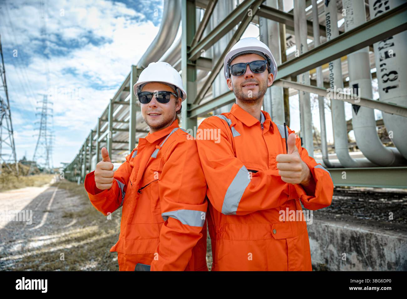 Addetti al servizio delle raffinerie di petrolio, ispettore di tubi e valvole per il trasporto all'aperto di petrolio e gas, team di manutenzione dei tubi di gas pla petrolchimico Foto Stock
