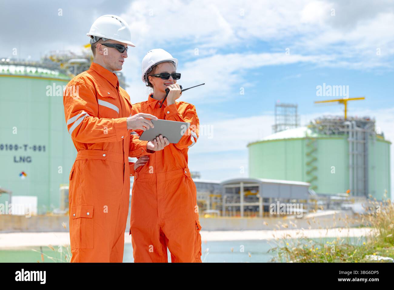 Lavoratori professionisti del settore petrolifero, ispezione di manutenzione di serbatoi di GNL di contenimento, ispettore del sito di gas onshore lavoro di squadra di sicurezza, IND petrolchimico nel settore petrolio e gas Foto Stock