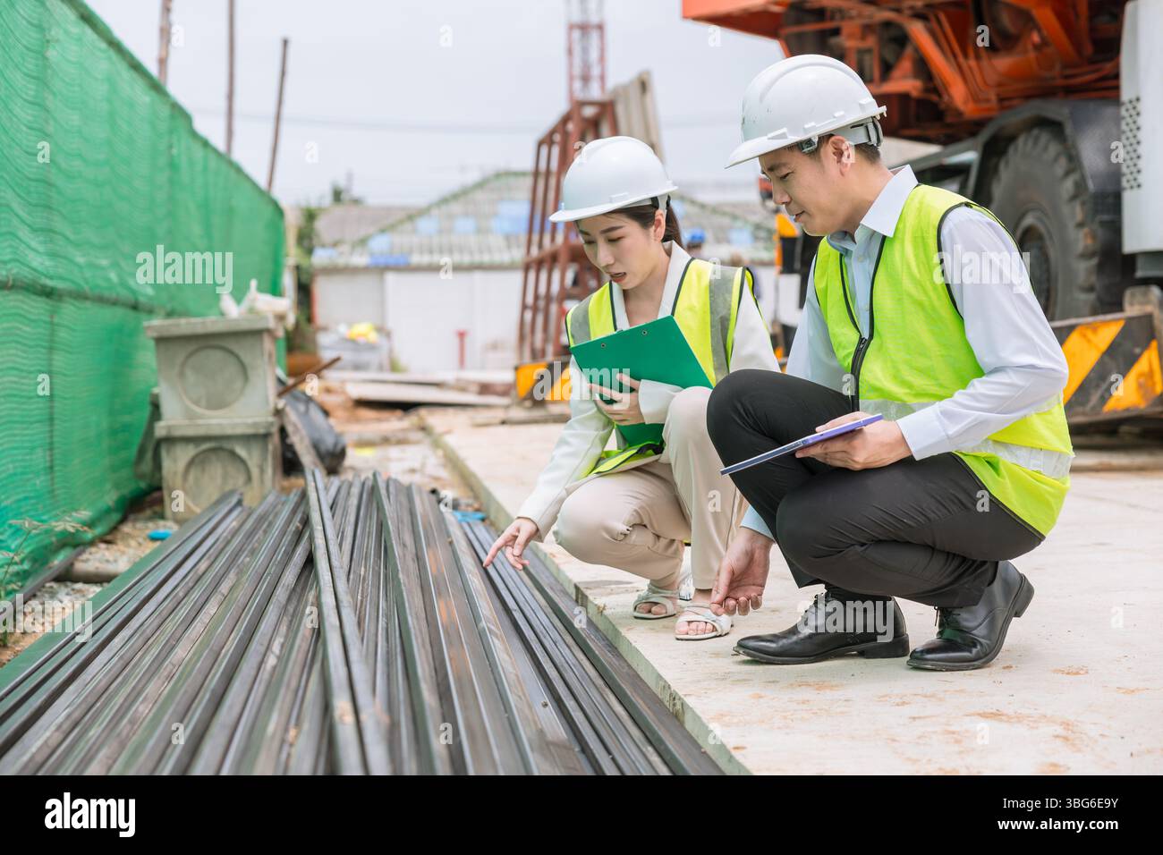 L'ispettore tecnico edile controlla la barra dei tubi quadrati in acciaio metallico per progetti di costruzione standard di alta qualità Foto Stock