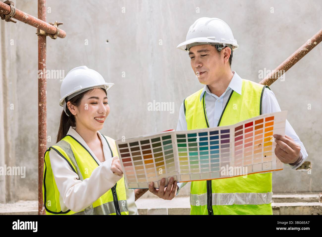 Riunione del team di interior designer con la scelta del decoratore, il processo di selezione dei colori, la scelta dei colori del progetto domestico dalla tabella dei colori Foto Stock