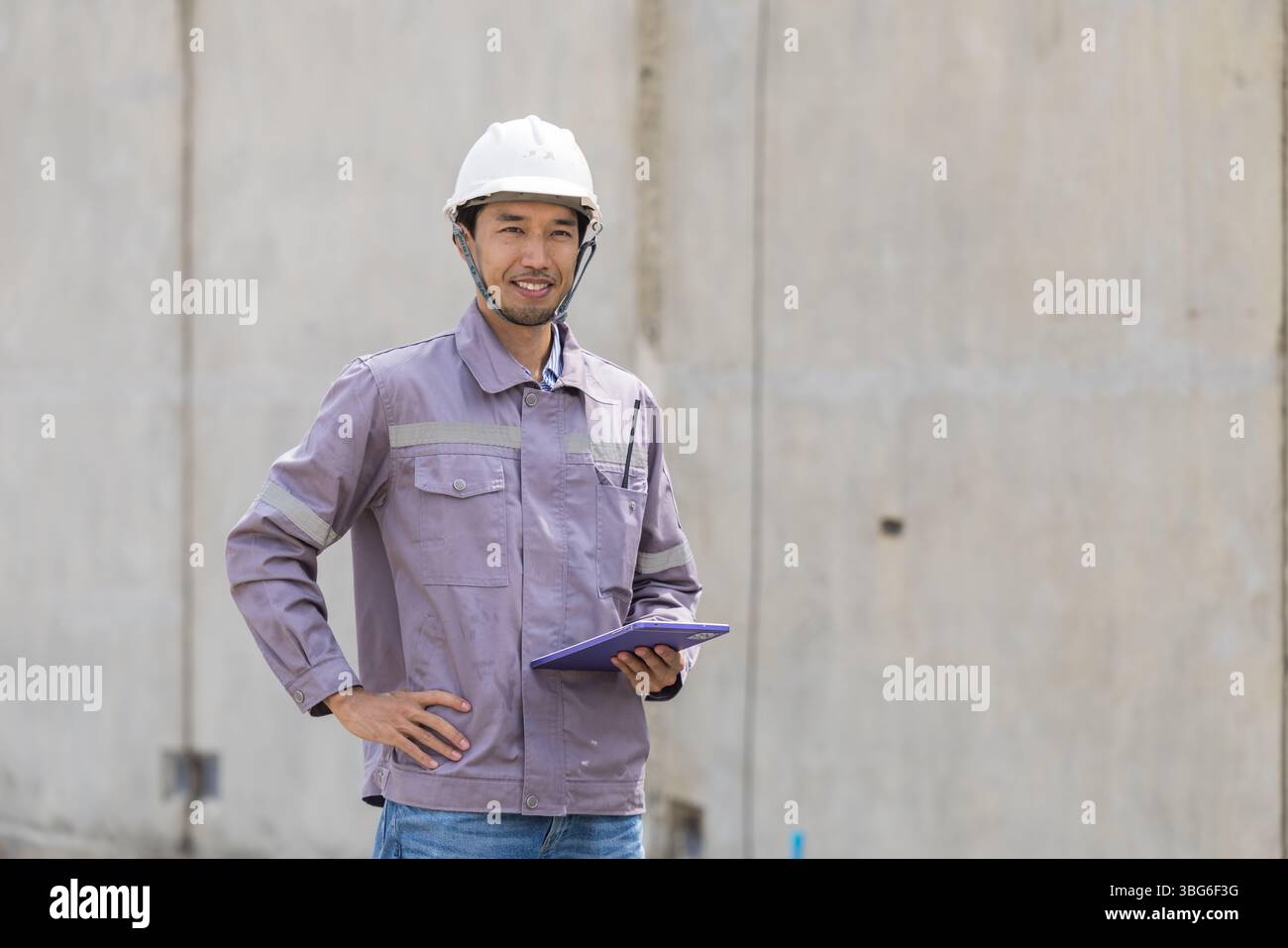 Ritratto ingegnere edile asiatico professionista, lavoratore edile giapponese maschio che lavora nel cantiere edile. Foto Stock