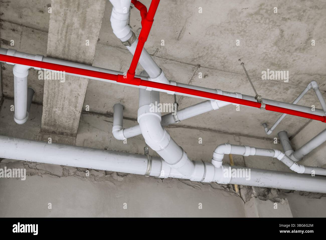 Sistema di tubazioni dell'acqua, sistema di tubi di scarico, infrastrutture edili di ingegneria della costruzione di tubi dell'acqua. Foto Stock