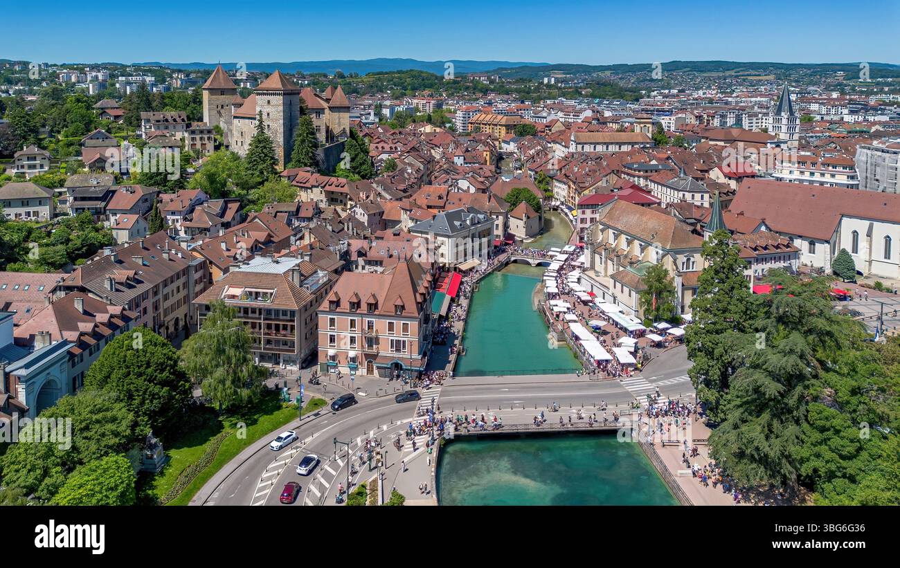 Vista aerea del centro storico di Annecy, del Palais de l'Isle sul fiume Thiou e del castello di Annecy, città lacustre situata in Haute Foto Stock