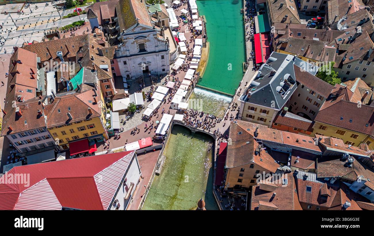 Veduta aerea del ponte Perrière sul fiume Thiou ad Annecy, città lacustre situata in alta Savoia, Alvergne-Rhônes-Alpes, Francia Foto Stock