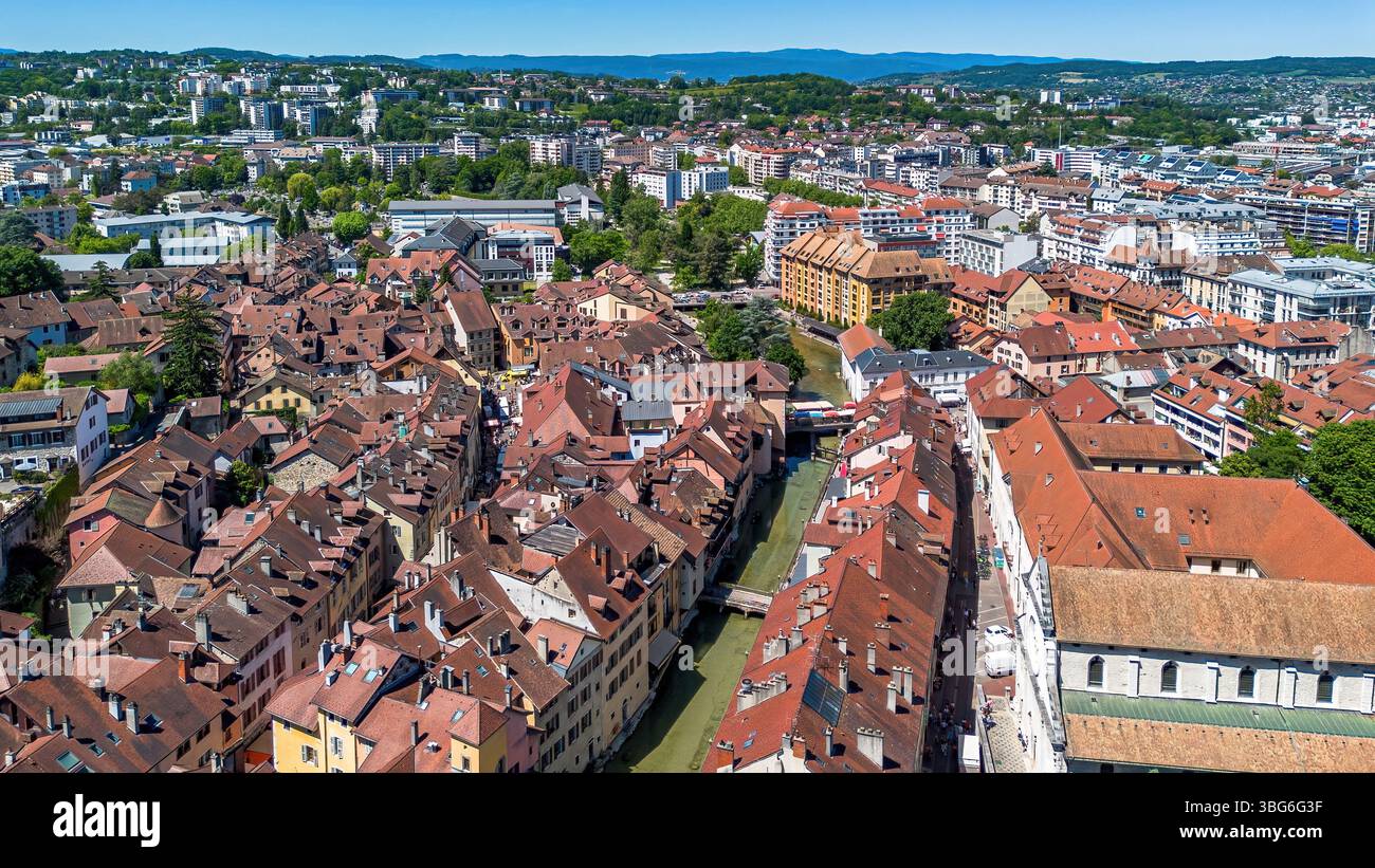 Veduta aerea del fiume Thiou ad Annecy, una città lacustre situata in alta Savoia, Alvergne-Rhônes-Alpes, Francia Foto Stock
