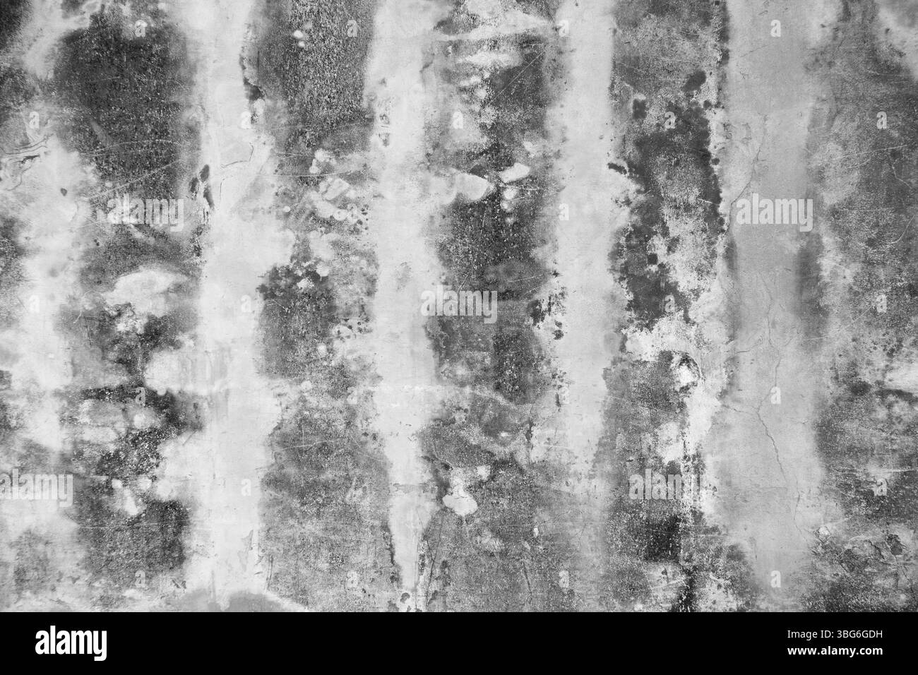 Vecchia parete grunge in cemento sporco e polveroso con maschera di lichene scura, motivo a trama di cemento per lo sfondo Foto Stock