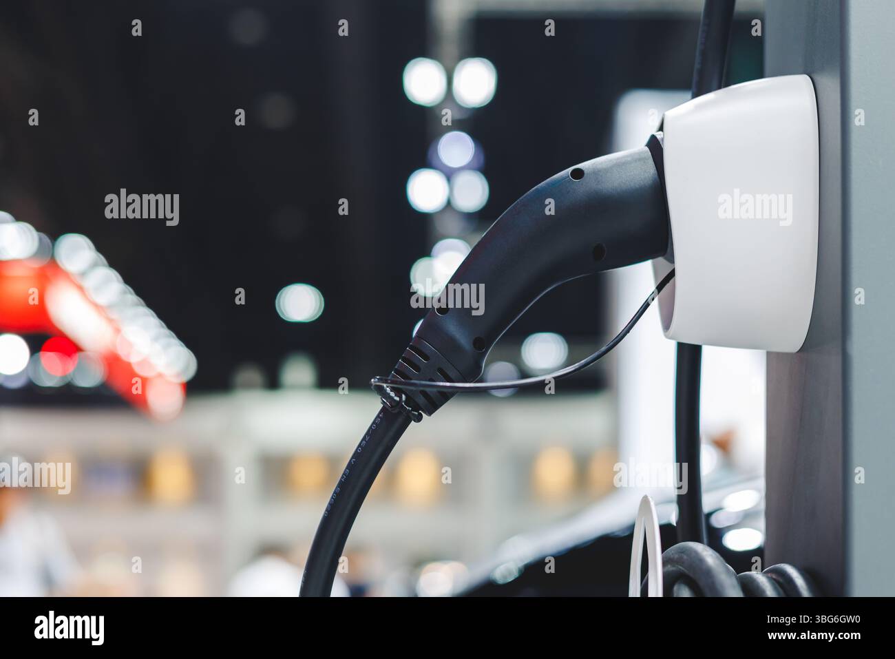 Ricarica EV plug-in per auto elettriche energia verde energia pulita e sostenibile concetto di veicolo a emissioni zero Foto Stock