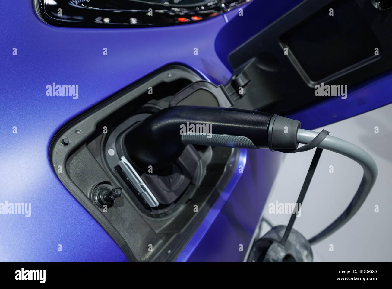 Ricarica EV plug-in per auto elettriche energia verde energia pulita e sostenibile concetto di veicolo a emissioni zero Foto Stock