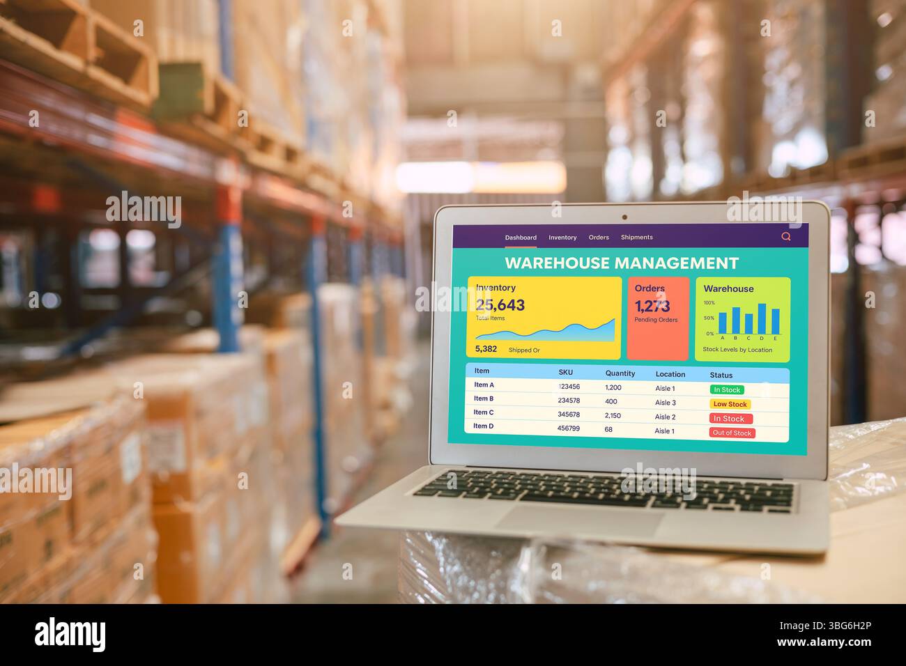 Computer portatile che utilizza il software di inventario WMS (WMS) per il monitoraggio della posizione e della quantità dei prodotti Foto Stock
