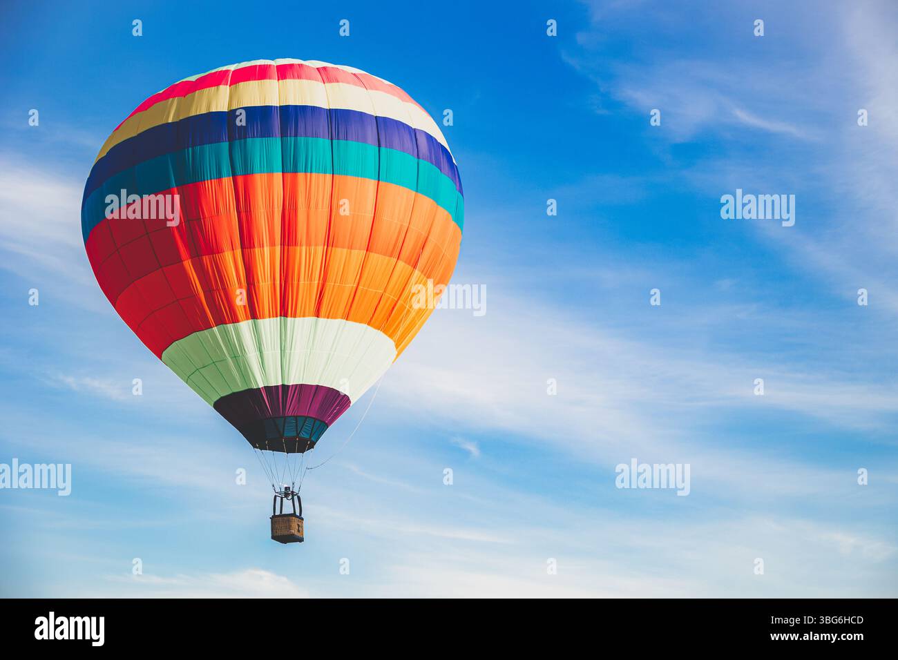 Palloncino colorato che vola sul cielo estivo con spazio per copiare il testo Foto Stock