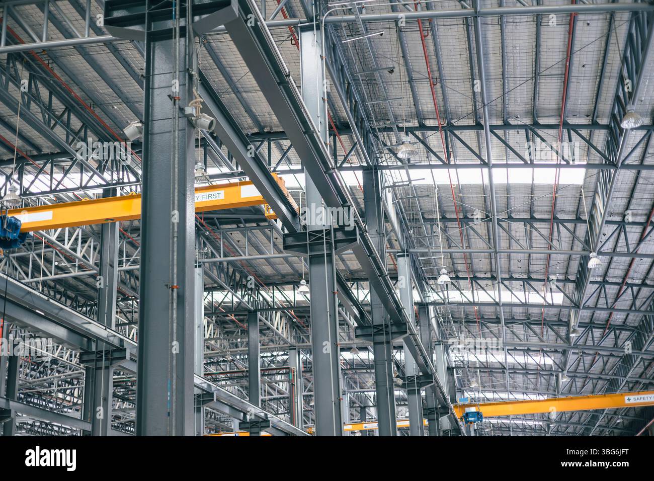Tetto in acciaio ondulato metallo di grande industria costruzione di soffitti, architettura di fabbrica interna. Struttura e motore di complessità Foto Stock