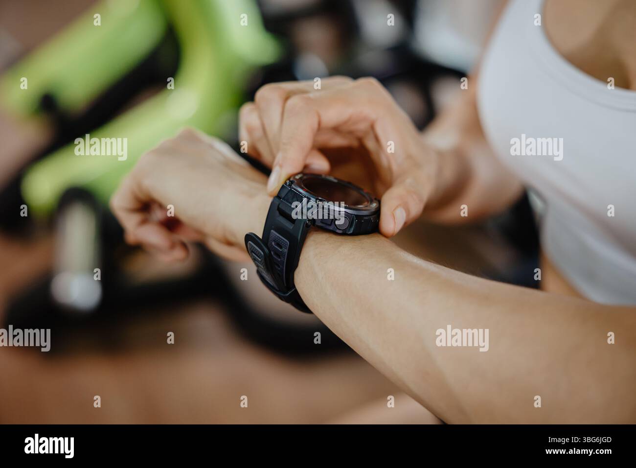 primo piano persone sportive che indossano un orologio intelligente da polso tracker dati sanitari o dispositivo di registrazione delle prestazioni di misurazione HR dell'esercizio fisico Foto Stock