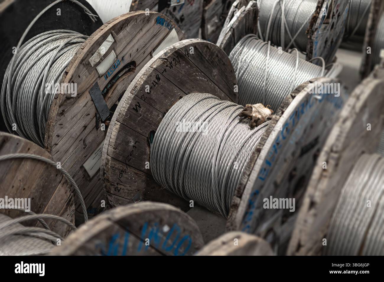 fune d'acciaio, filo d'acciaio o fune d'acciaio, tamburo per imbracatura in fune per l'industria pesante ingegneristica Foto Stock