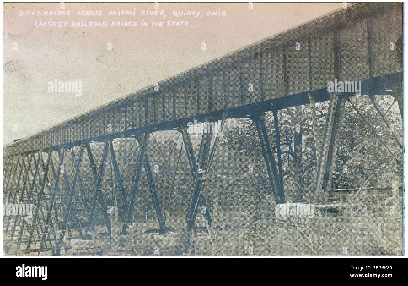 Una fotografia del 1912 del D.T. & I. Railroad Bridge che attraversa il fiume Miami a Quincy, Ohio. Era il più grande ponte ferroviario dello stato all'epoca. Foto Stock