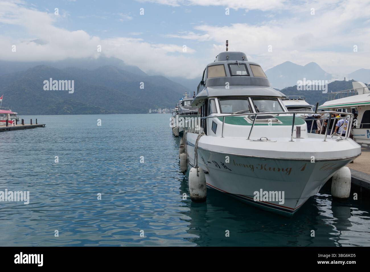 Lago Sun Moon, il lago Candididius è un punto di riferimento per viaggiare con una splendida vista naturale della montagna di Taiwan con moli di traghetti. 19 aprile 2025. Taiwan. Foto Stock