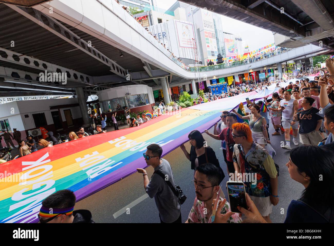 Bangkok, TAILANDIA - 1 giugno 2025: LGBTQ colorata bandiera arcobaleno sfilano persone per la sessualità la diversità la celebrazione dell'uguaglianza in Pride Month ogni 1 giugno Foto Stock