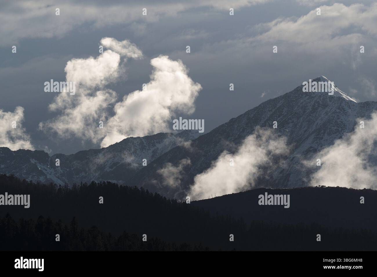 Nuvole e ombre nel tardo pomeriggio, montagne vicino a Mengbi Shan, Sichuan, Cina maggio 2025 Foto Stock