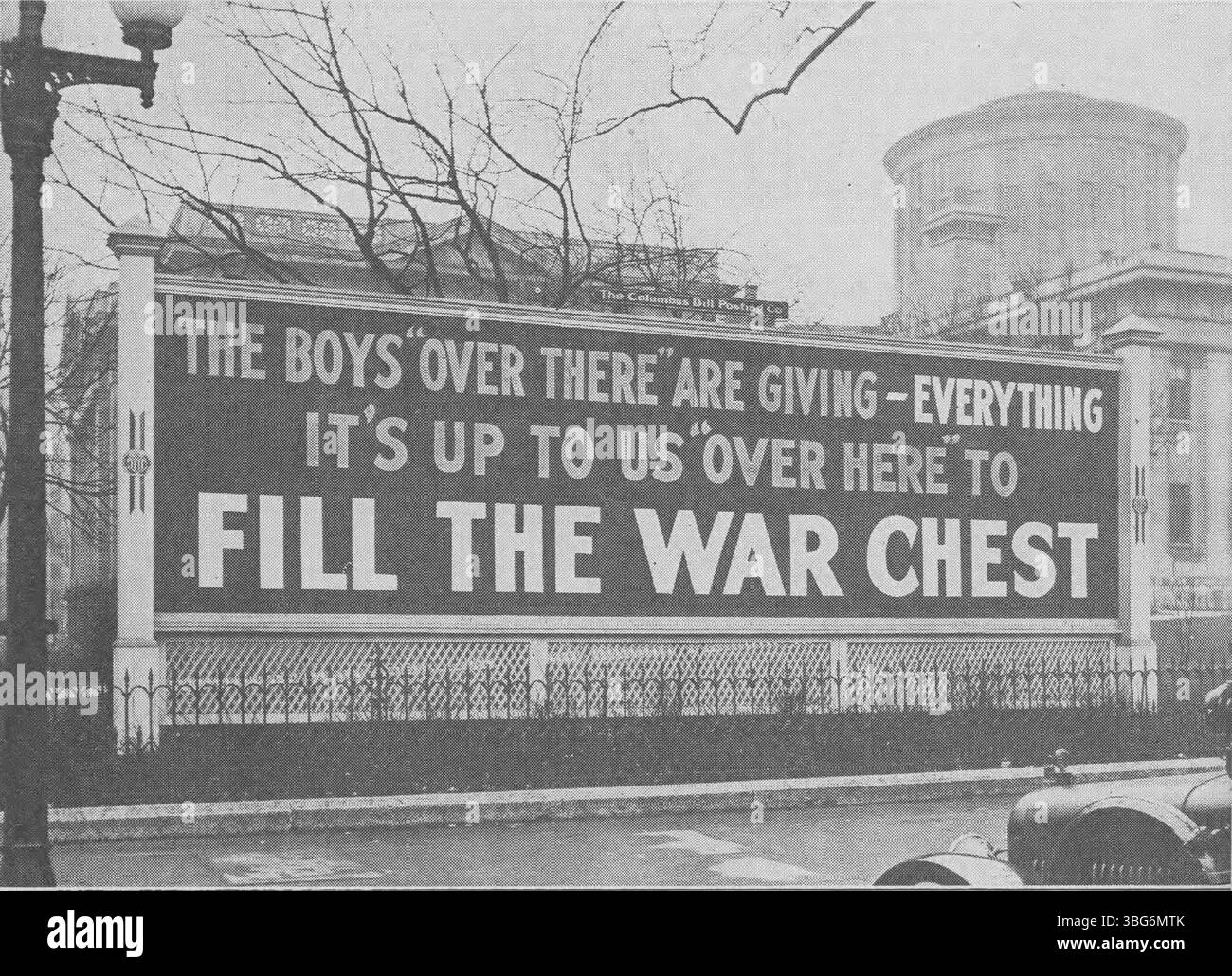 Questo cartello, che fa parte della campagna del Columbus Community War Service del 1918, recita: "I ragazzi laggiù stanno dando - tutto, sta a noi qui RIEMPIRE LA CASSA DELLA GUERRA". La campagna ha raccolto più di 3.300.000 dollari per i bisogni della prima guerra mondiale. Foto Stock