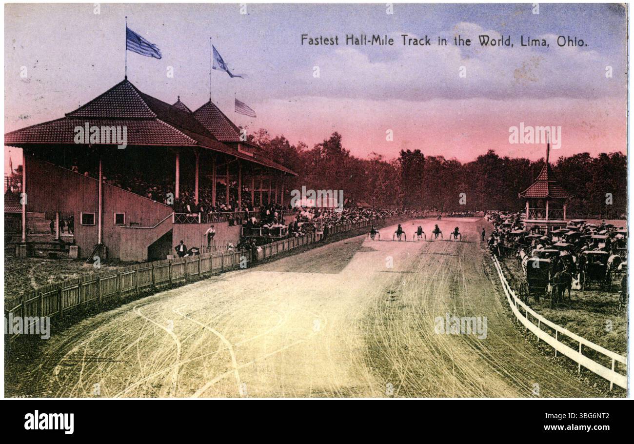 Questa foto colorata del 1910 mostra una corsa al trotto sul circuito più veloce del mondo, situato a Lima, Ohio. Le tribune sono visibili da un lato, con le tribune dei giudici e i passeggini dall'altro. Foto Stock