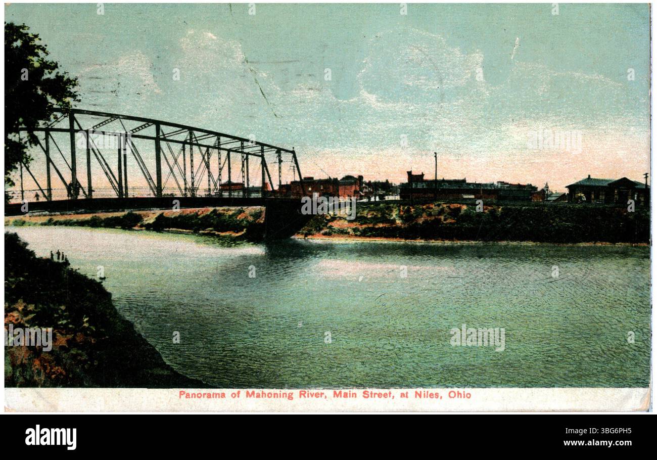 Una stampa a colori del 1910 che mostra il fiume Mahoning con una città sull'argine sullo sfondo, vista da Main Street a Niles, Ohio. Foto Stock