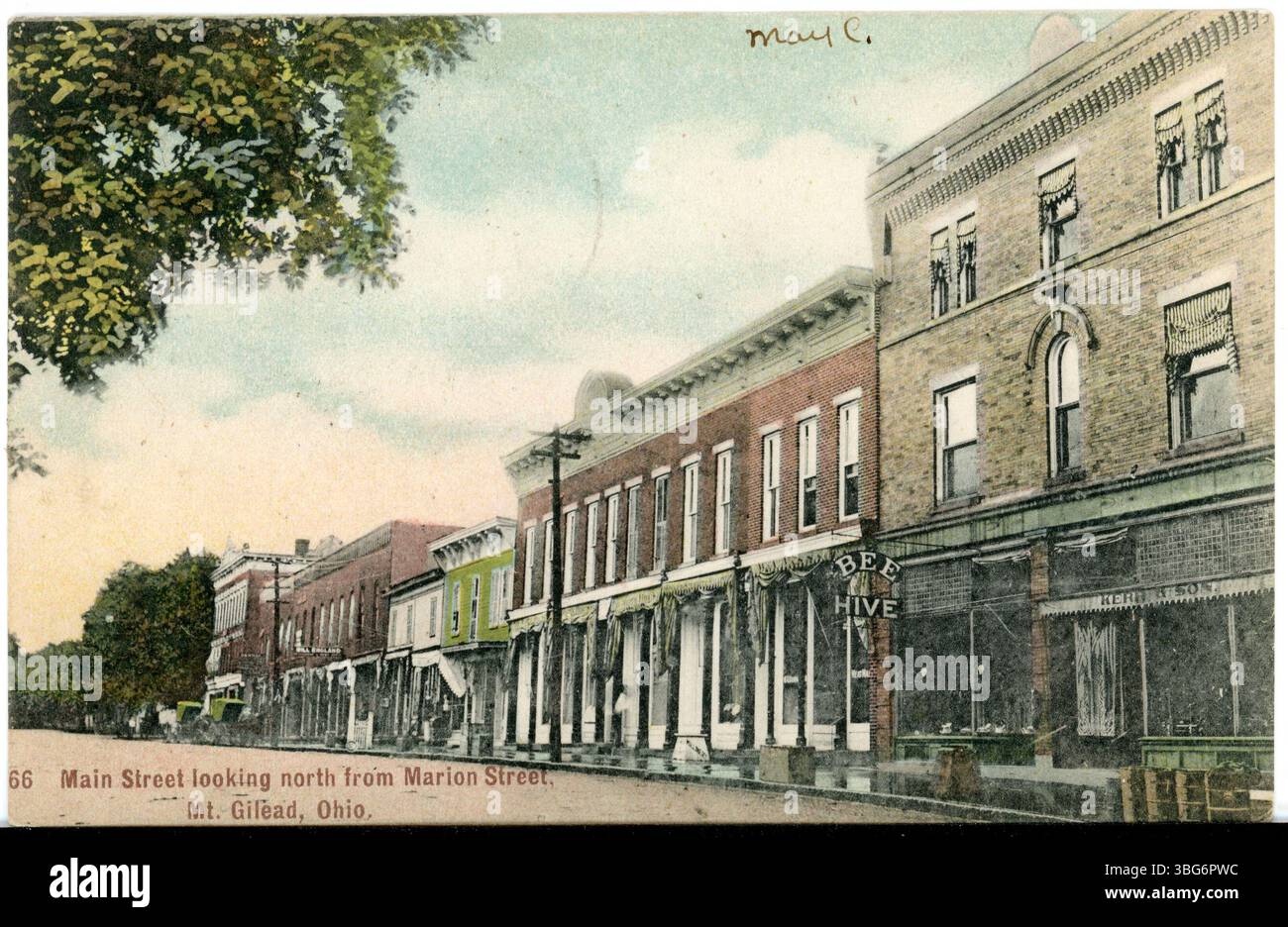 Una cartolina a colori di Main Street a Mt. Gilead, Ohio, che mostra la vista a nord da Marion Street, che raffigura la vita della città all'inizio del XX secolo. Foto Stock
