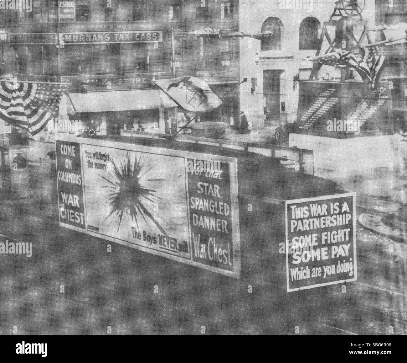 Questa fotografia del 1918 mostra i cartelli di War Chest di fronte a un tram elettrico, situato in Capital Square, Columbus. I segnali facevano parte di una campagna di raccolta fondi per gli sforzi della prima guerra mondiale. La campagna ha raccolto oltre 3,3 milioni di dollari per esigenze legate alla guerra. Foto Stock